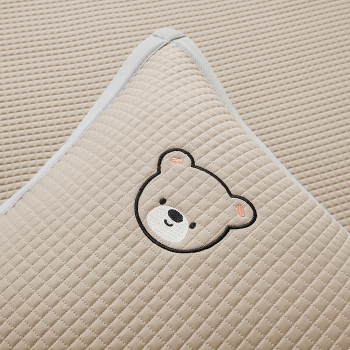 91家纺网 家纺一手货源 找家纺 （总）爱思凯家纺 2026新款【瑞宝熊】PE凉感床席款冰豆豆软席凉席席子-场景一