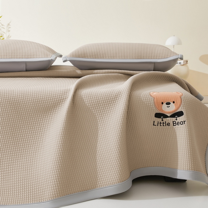 91家纺网 家纺一手货源 找家纺 （总）爱思凯家纺 2026新款【瑞宝熊】PE凉感床席款冰豆豆软席凉席席子-场景一