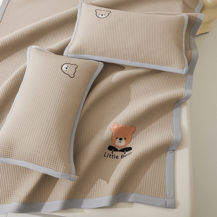 91家纺网 家纺一手货源 找家纺 （总）爱思凯家纺 2026新款【瑞宝熊】PE凉感床席款冰豆豆软席凉席席子-场景一