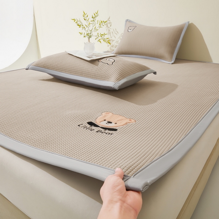 91家纺网 家纺一手货源 找家纺 （总）爱思凯家纺 2026新款【瑞宝熊】PE凉感床席款冰豆豆软席凉席席子-场景一