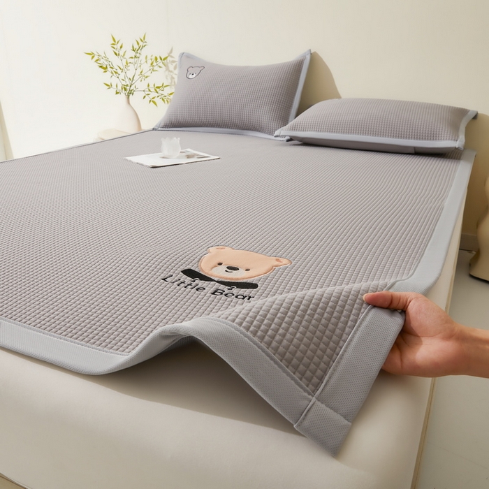 91家纺网 家纺一手货源 找家纺 （总）爱思凯家纺 2026新款【瑞宝熊】PE凉感床席款冰豆豆软席凉席席子-场景一