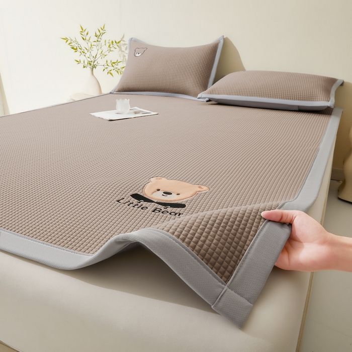 91家纺网 家纺一手货源 找家纺 （总）爱思凯家纺 2026新款【瑞宝熊】PE凉感床席款冰豆豆软席凉席席子-场景一