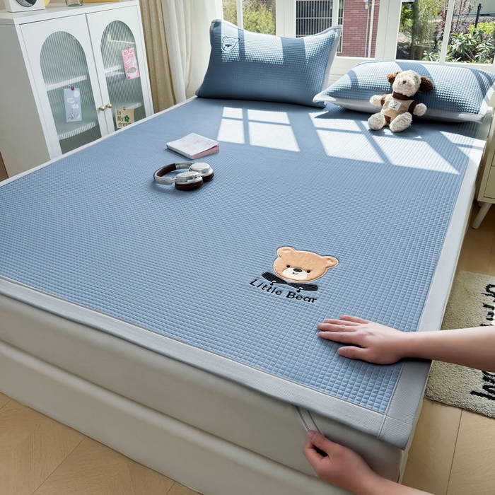 91家纺网 家纺一手货源 找家纺 （总）爱思凯家纺 2026新款【瑞宝熊】PE凉感床席款冰豆豆软席凉席席子-场景二