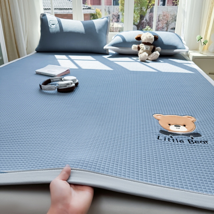 91家纺网 家纺一手货源 找家纺 （总）爱思凯家纺 2026新款【瑞宝熊】PE凉感床席款冰豆豆软席凉席席子-场景二