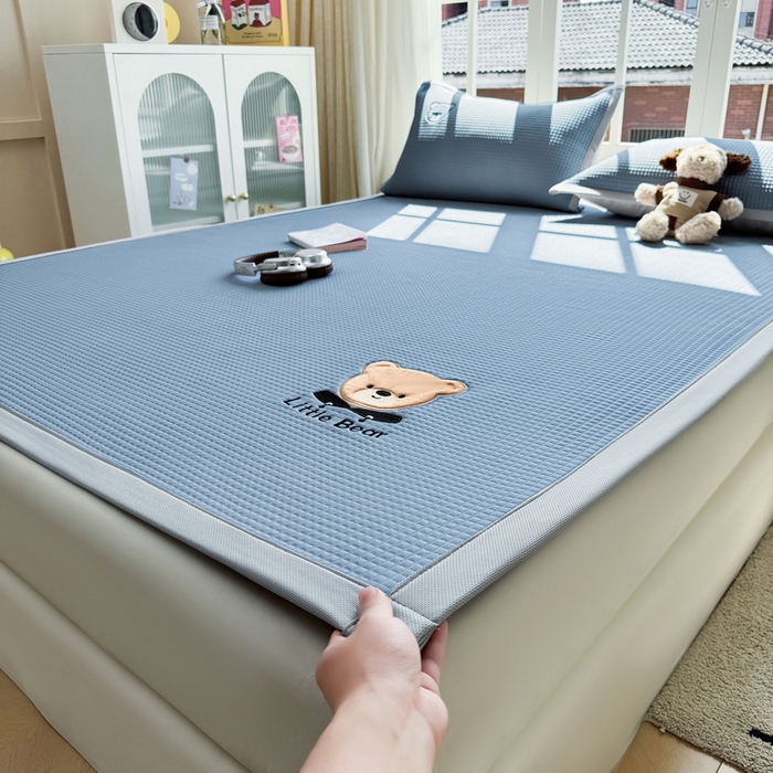 91家纺网 家纺一手货源 找家纺 （总）爱思凯家纺 2026新款【瑞宝熊】PE凉感床席款冰豆豆软席凉席席子-场景二