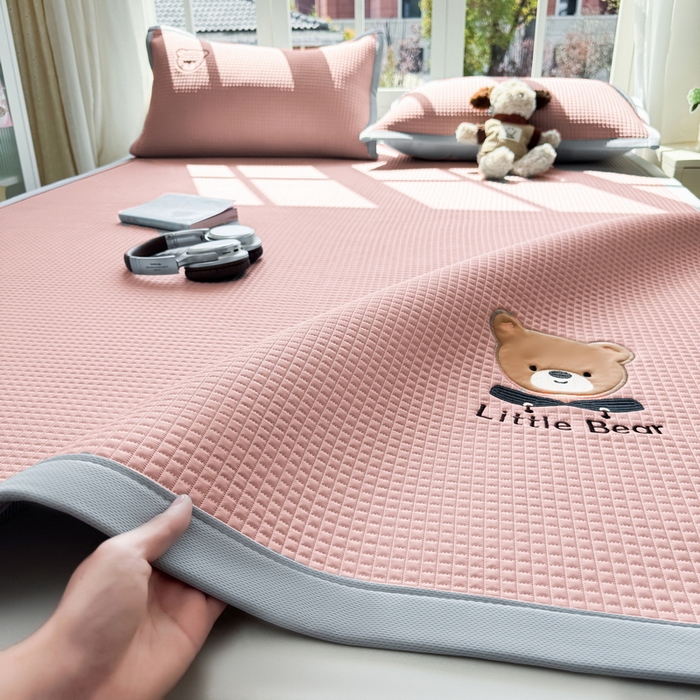 91家纺网 家纺一手货源 找家纺 （总）爱思凯家纺 2026新款【瑞宝熊】PE凉感床席款冰豆豆软席凉席席子-场景二