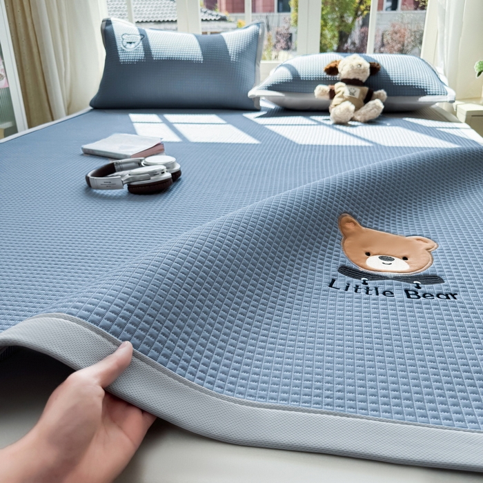 91家纺网 家纺一手货源 找家纺 （总）爱思凯家纺 2026新款【瑞宝熊】PE凉感床席款冰豆豆软席凉席席子-场景二
