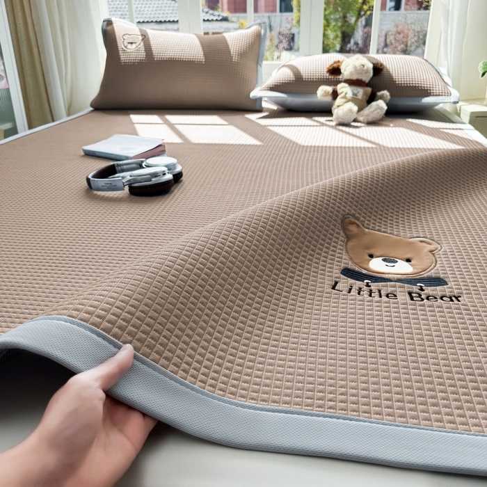 91家纺网 家纺一手货源 找家纺 （总）爱思凯家纺 2026新款【瑞宝熊】PE凉感床席款冰豆豆软席凉席席子-场景二