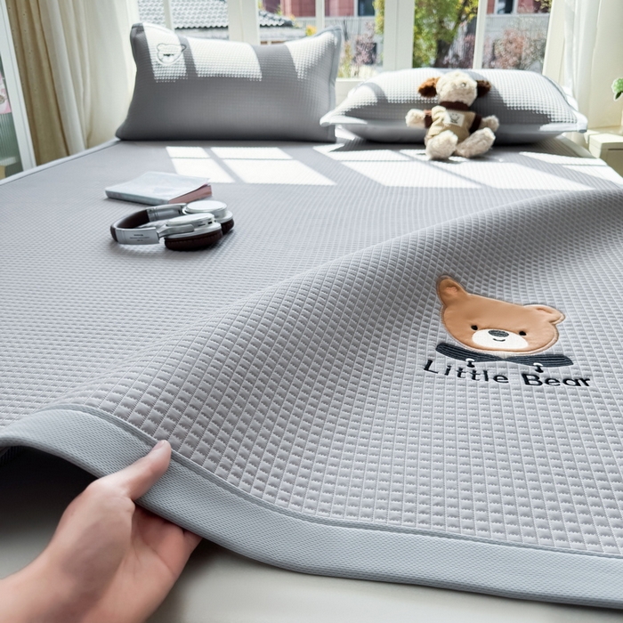 91家纺网 家纺一手货源 找家纺 （总）爱思凯家纺 2026新款【瑞宝熊】PE凉感床席款冰豆豆软席凉席席子-场景二