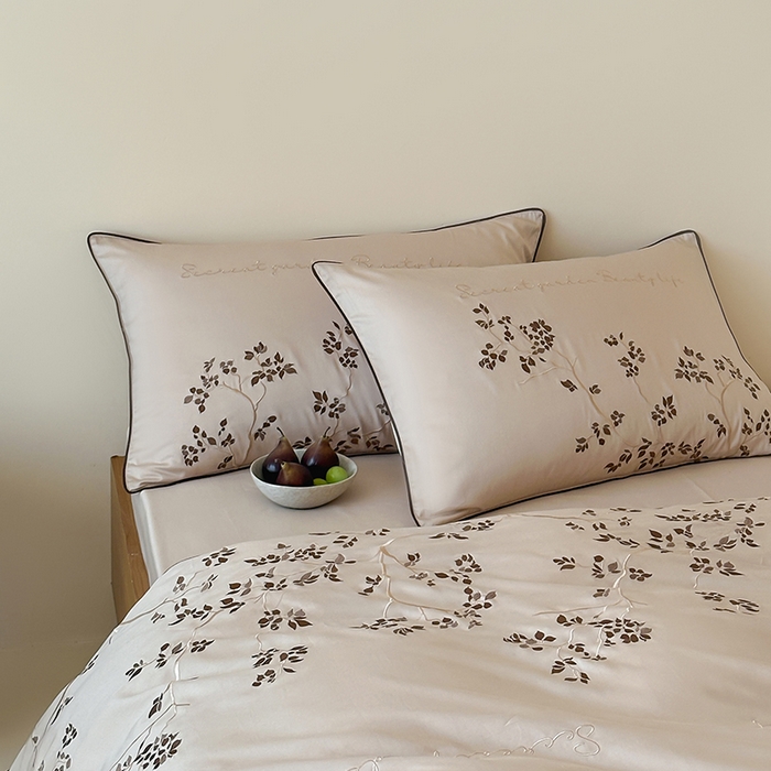 91家纺网 家纺一手货源 找家纺 波比可可 2026春夏新款100支50s双股长绒棉纯棉全棉居家轻奢刺绣四件套 枝蔓 米驼