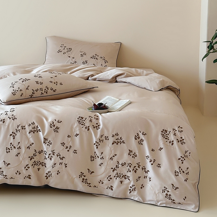 91家纺网 家纺一手货源 找家纺 波比可可 2026春夏新款100支50s双股长绒棉纯棉全棉居家轻奢刺绣四件套 枝蔓 米驼