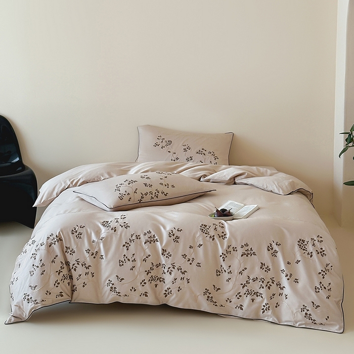 91家纺网 家纺一手货源 找家纺 波比可可 2026春夏新款100支50s双股长绒棉纯棉全棉居家轻奢刺绣四件套 枝蔓 米驼