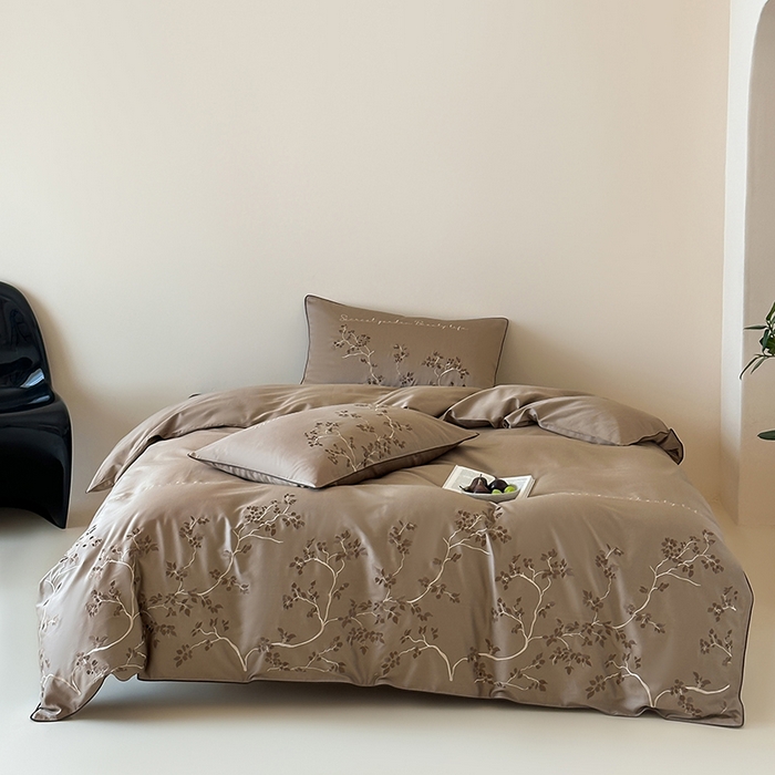 91家纺网 家纺一手货源 找家纺 波比可可 2026春夏新款100支50s双股长绒棉纯棉全棉居家轻奢刺绣四件套 枝蔓 驼