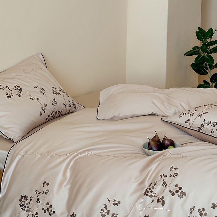 91家纺网 家纺一手货源 找家纺 波比可可 2026春夏新款100支50s双股长绒棉纯棉全棉居家轻奢刺绣四件套 枝蔓 米驼