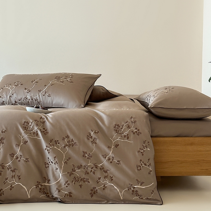 91家纺网 家纺一手货源 找家纺 波比可可 2026春夏新款100支50s双股长绒棉纯棉全棉居家轻奢刺绣四件套 枝蔓 驼