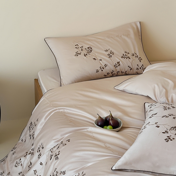 91家纺网 家纺一手货源 找家纺 波比可可 2026春夏新款100支50s双股长绒棉纯棉全棉居家轻奢刺绣四件套 枝蔓 米驼