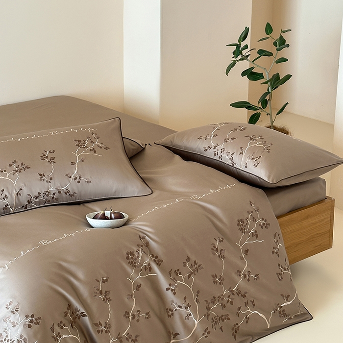 91家纺网 家纺一手货源 找家纺 波比可可 2026春夏新款100支50s双股长绒棉纯棉全棉居家轻奢刺绣四件套 枝蔓 驼