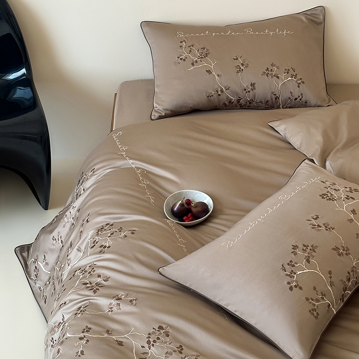 91家纺网 家纺一手货源 找家纺 波比可可 2026春夏新款100支50s双股长绒棉纯棉全棉居家轻奢刺绣四件套 枝蔓 驼