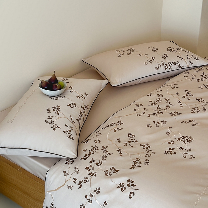 91家纺网 家纺一手货源 找家纺 波比可可 2026春夏新款100支50s双股长绒棉纯棉全棉居家轻奢刺绣四件套 枝蔓 米驼