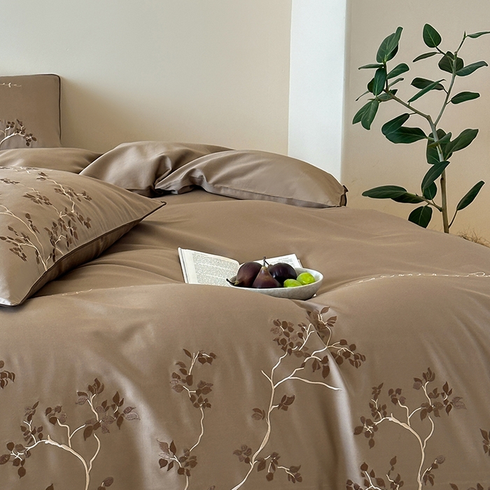 91家纺网 家纺一手货源 找家纺 波比可可 2026春夏新款100支50s双股长绒棉纯棉全棉居家轻奢刺绣四件套 枝蔓 驼