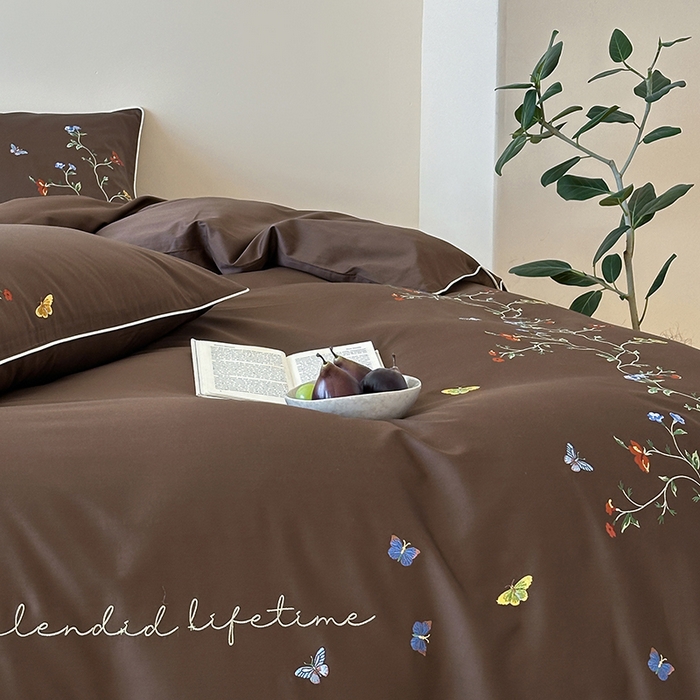 91家纺网 家纺一手货源 找家纺 波比可可 2026春夏新款100支50s双股长绒棉纯棉全棉居家轻奢刺绣四件套 蝶舞 咖