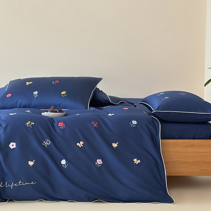 91家纺网 家纺一手货源 找家纺 波比可可 2026春夏新款100支50s双股长绒棉纯棉全棉居家轻奢刺绣四件套 花影 蓝