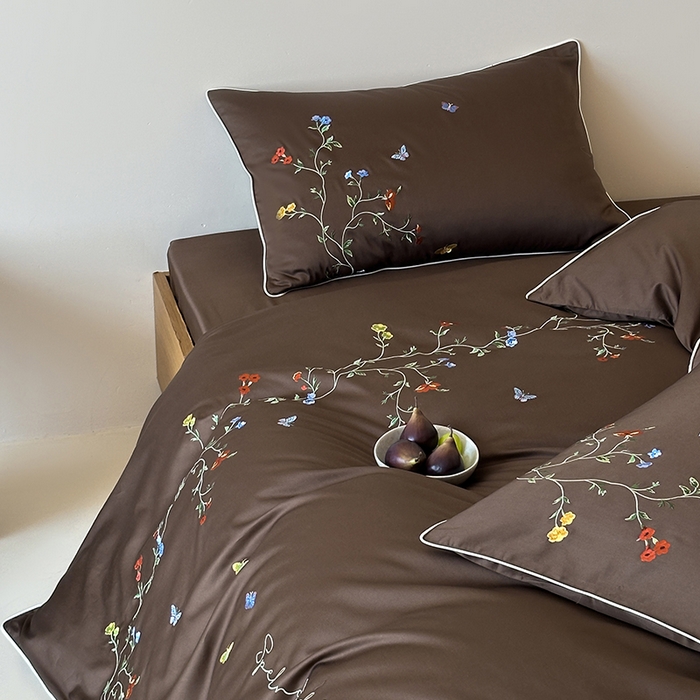 91家纺网 家纺一手货源 找家纺 波比可可 2026春夏新款100支50s双股长绒棉纯棉全棉居家轻奢刺绣四件套 蝶舞 咖