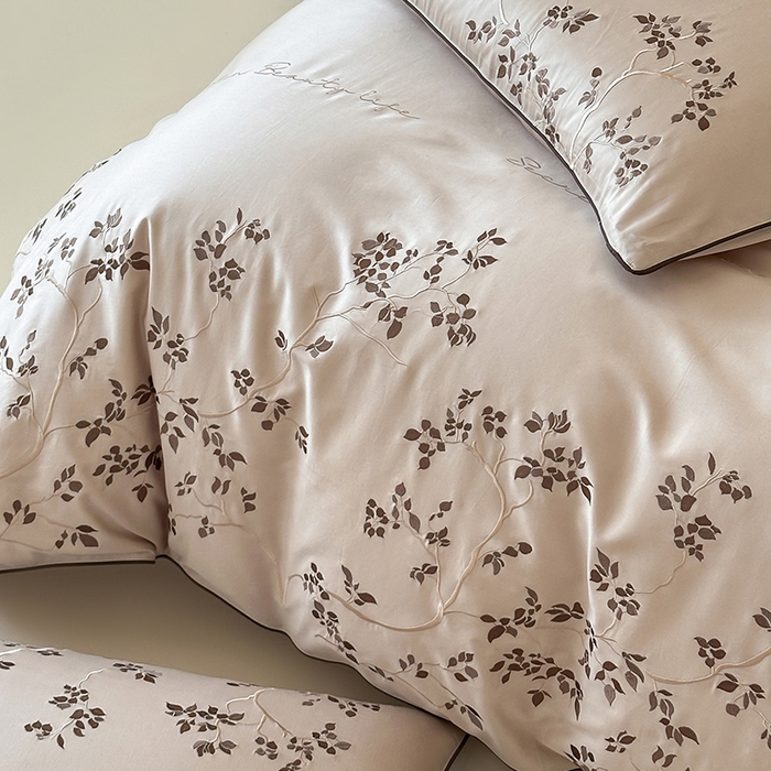 91家纺网 家纺一手货源 找家纺 波比可可 2026春夏新款100支50s双股长绒棉纯棉全棉居家轻奢刺绣四件套 枝蔓 米驼