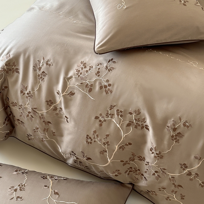 91家纺网 家纺一手货源 找家纺 波比可可 2026春夏新款100支50s双股长绒棉纯棉全棉居家轻奢刺绣四件套 枝蔓 驼