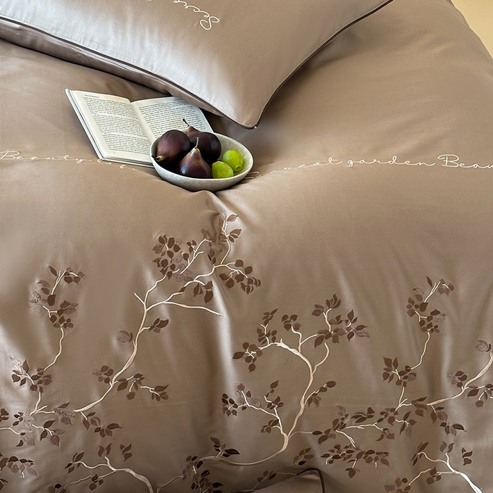 91家纺网 家纺一手货源 找家纺 波比可可 2026春夏新款100支50s双股长绒棉纯棉全棉居家轻奢刺绣四件套 枝蔓 驼