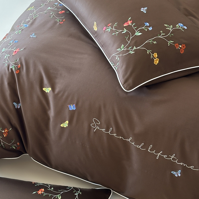 91家纺网 家纺一手货源 找家纺 波比可可 2026春夏新款100支50s双股长绒棉纯棉全棉居家轻奢刺绣四件套 蝶舞 咖