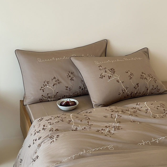 91家纺网 家纺一手货源 找家纺 波比可可 2026春夏新款100支50s双股长绒棉纯棉全棉居家轻奢刺绣四件套 枝蔓 驼