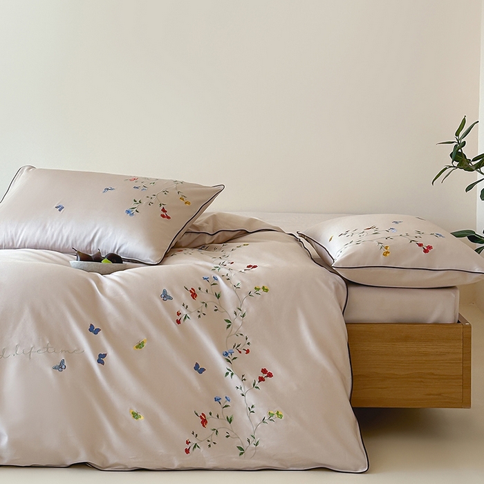 91家纺网 家纺一手货源 找家纺 波比可可 2026春夏新款100支50s双股长绒棉纯棉全棉居家轻奢刺绣四件套 蝶舞 米驼