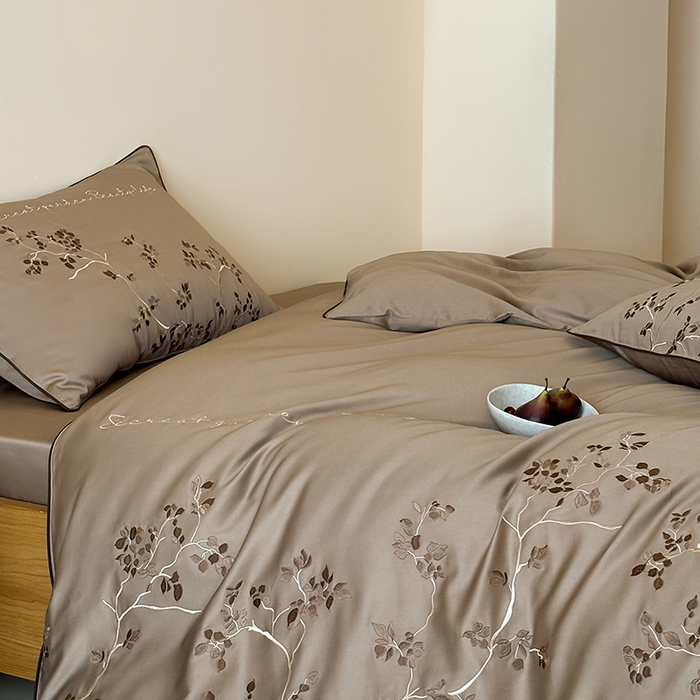 91家纺网 家纺一手货源 找家纺 波比可可 2026春夏新款100支50s双股长绒棉纯棉全棉居家轻奢刺绣四件套 枝蔓 驼