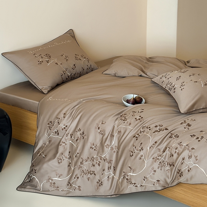 91家纺网 家纺一手货源 找家纺 波比可可 2026春夏新款100支50s双股长绒棉纯棉全棉居家轻奢刺绣四件套 枝蔓 驼