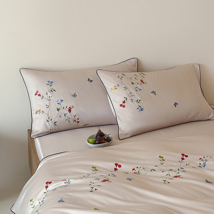 91家纺网 家纺一手货源 找家纺 波比可可 2026春夏新款100支50s双股长绒棉纯棉全棉居家轻奢刺绣四件套 蝶舞 米驼