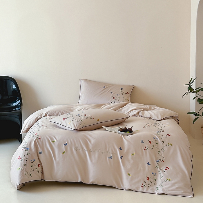 91家纺网 家纺一手货源 找家纺 波比可可 2026春夏新款100支50s双股长绒棉纯棉全棉居家轻奢刺绣四件套 蝶舞 米驼