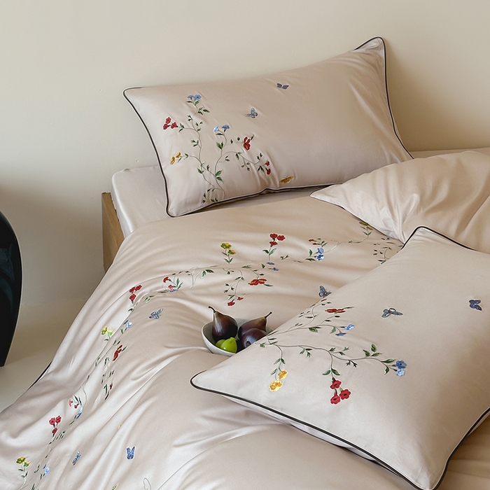 91家纺网 家纺一手货源 找家纺 波比可可 2026春夏新款100支50s双股长绒棉纯棉全棉居家轻奢刺绣四件套 蝶舞 米驼