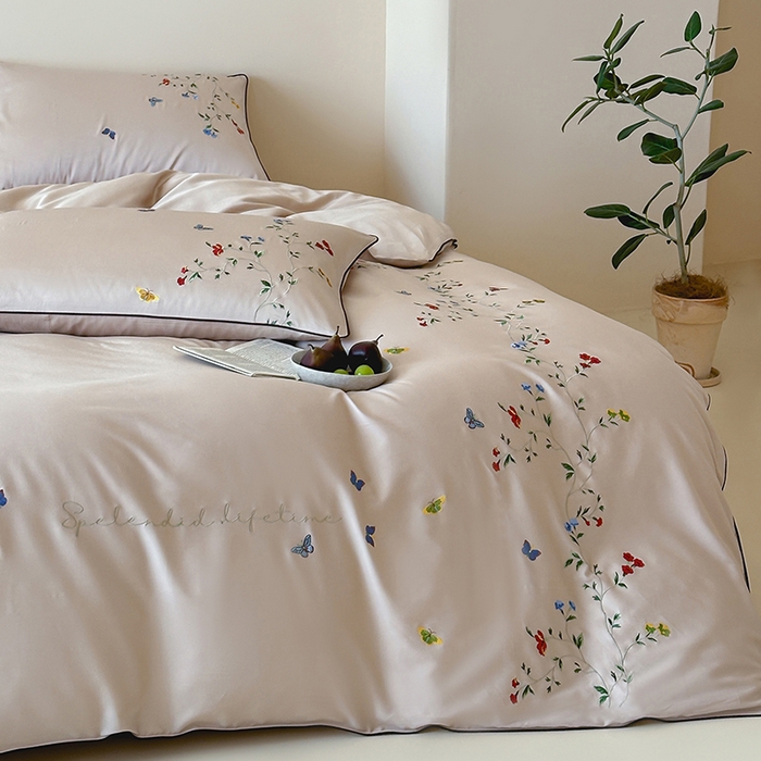 91家纺网 家纺一手货源 找家纺 波比可可 2026春夏新款100支50s双股长绒棉纯棉全棉居家轻奢刺绣四件套 蝶舞 米驼