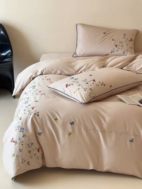 91家纺网 家纺一手货源 找家纺 波比可可 2026春夏新款100支50s双股长绒棉纯棉全棉居家轻奢刺绣四件套 蝶舞 米驼