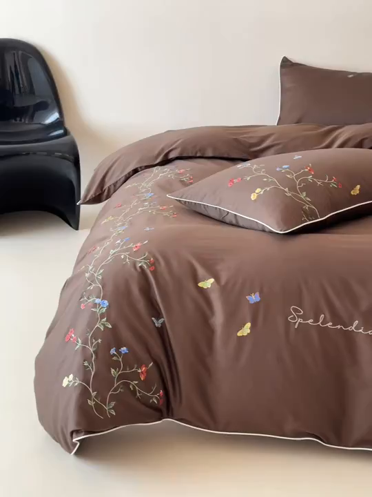 91家纺网 家纺一手货源 找家纺 波比可可 2026春夏新款100支50s双股长绒棉纯棉全棉居家轻奢刺绣四件套 蝶舞 咖