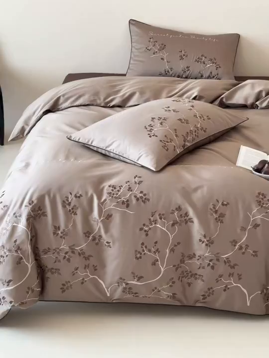 91家纺网 家纺一手货源 找家纺 波比可可 2026春夏新款100支50s双股长绒棉纯棉全棉居家轻奢刺绣四件套 枝蔓 驼