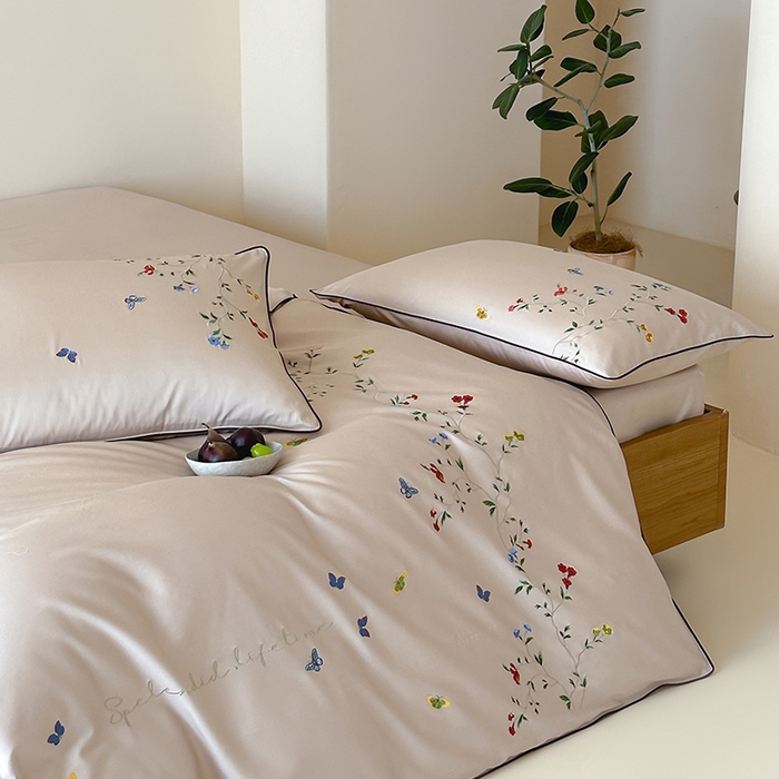 91家纺网 家纺一手货源 找家纺 波比可可 2026春夏新款100支50s双股长绒棉纯棉全棉居家轻奢刺绣四件套 蝶舞 米驼