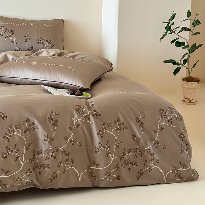 91家纺网 家纺一手货源 找家纺 波比可可 2026春夏新款100支50s双股长绒棉纯棉全棉居家轻奢刺绣四件套 枝蔓 驼