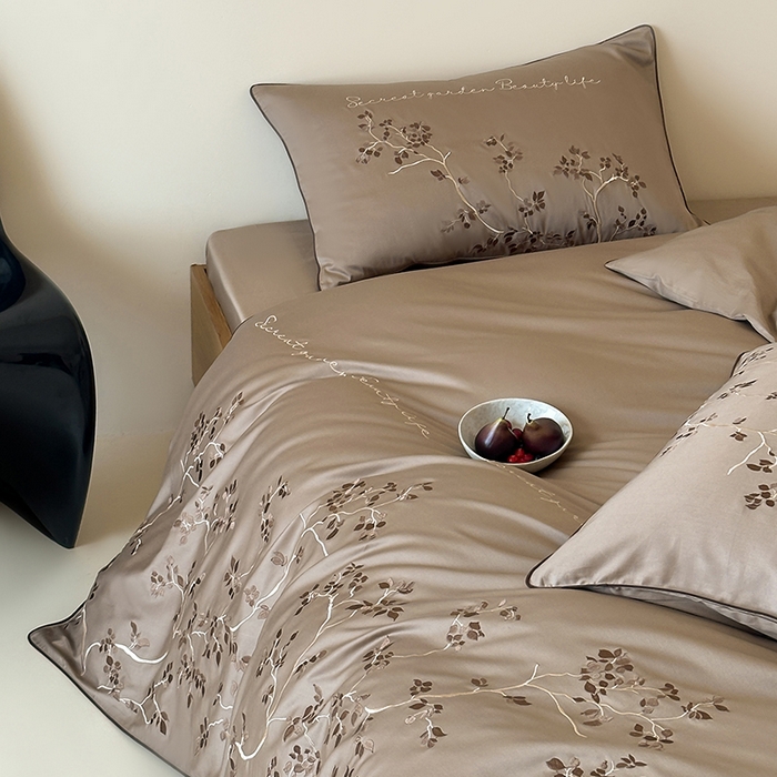 91家纺网 家纺一手货源 找家纺 波比可可 2026春夏新款100支50s双股长绒棉纯棉全棉居家轻奢刺绣四件套 枝蔓 驼