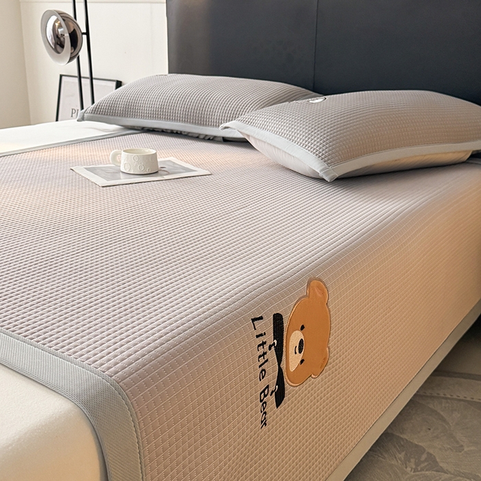 91家纺网 家纺一手货源 找家纺 （总）爱思凯家纺 2026新款【瑞宝熊】PE凉感床席款冰豆豆软席凉席席子-场景三