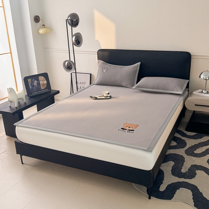 91家纺网 家纺一手货源 找家纺 （总）爱思凯家纺 2026新款【瑞宝熊】PE凉感床席款冰豆豆软席凉席席子-场景三