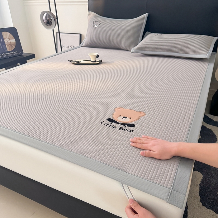 91家纺网 家纺一手货源 找家纺 （总）爱思凯家纺 2026新款【瑞宝熊】PE凉感床席款冰豆豆软席凉席席子-场景三