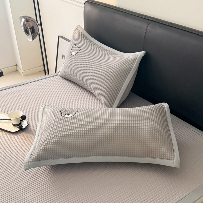 91家纺网 家纺一手货源 找家纺 （总）爱思凯家纺 2026新款【瑞宝熊】PE凉感床席款冰豆豆软席凉席席子-场景三