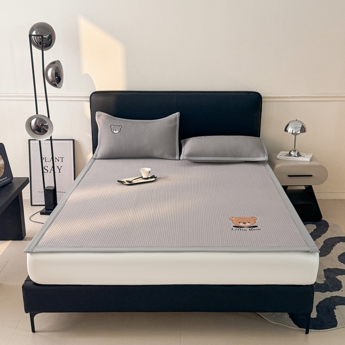 91家纺网 家纺一手货源 找家纺 （总）爱思凯家纺 2026新款【瑞宝熊】PE凉感床席款冰豆豆软席凉席席子-场景三